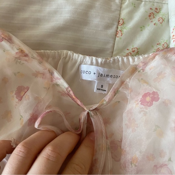 Francesca’s organza puff sleeve floral top - Picture 4 of 9